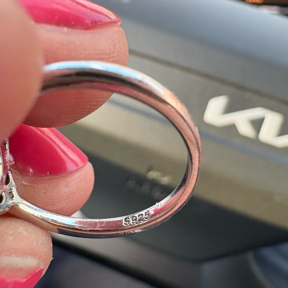 Elegant Silver and Green Gemstone Ring - Picture 4 of 4